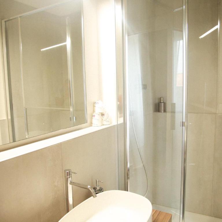 Albergo Garisenda con terrazza panoramica sulle Due Torri - Camera Matrimoniale Superior con Bagno Privato - 26