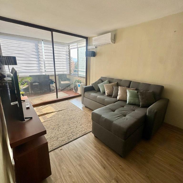 Amplio departamento inmejorable ubicacion - Three-Bedroom Apartment with Balcony - 1