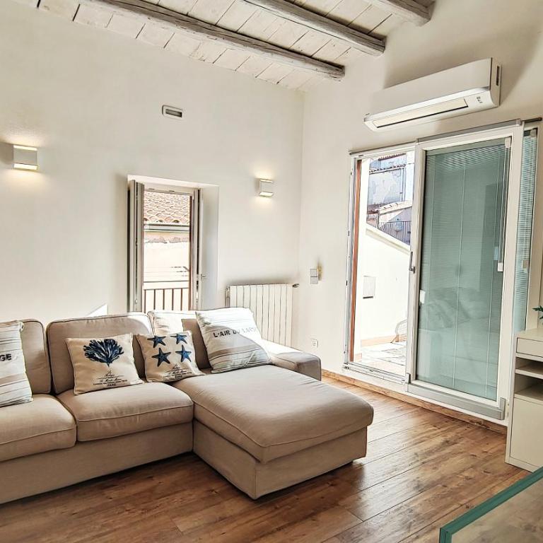 Luxury House - Appartamento con 2 Camere da Letto e Balcone - 25