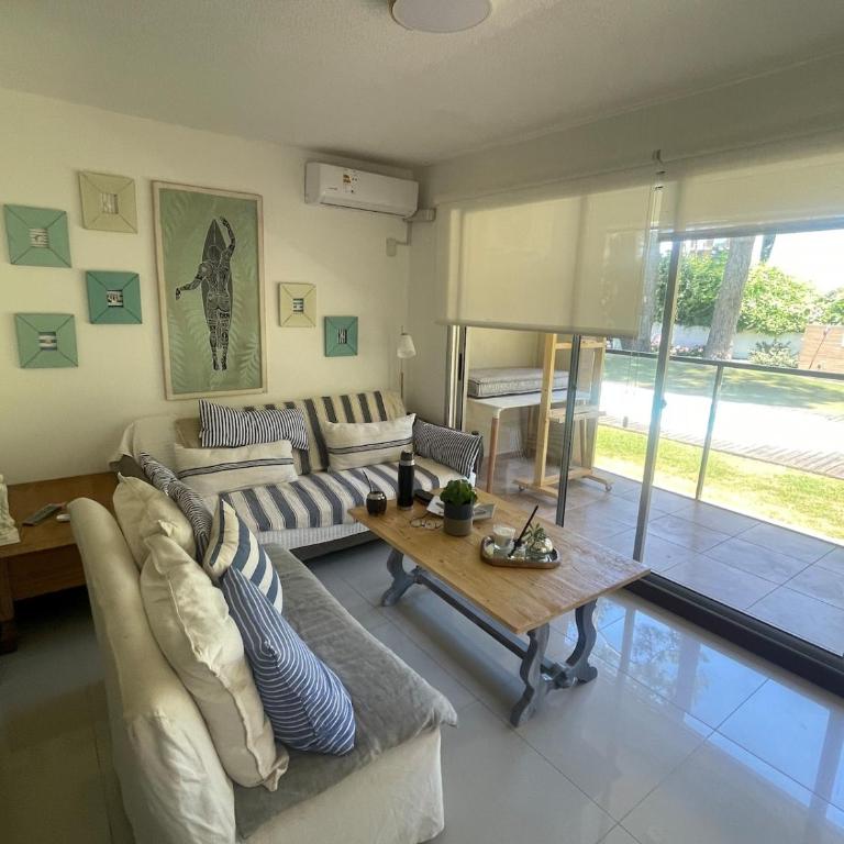 Apartment for rent 1 block from the beach 2 bedrooms 2 bathrooms - Apartamento de 3 dormitorios - 5