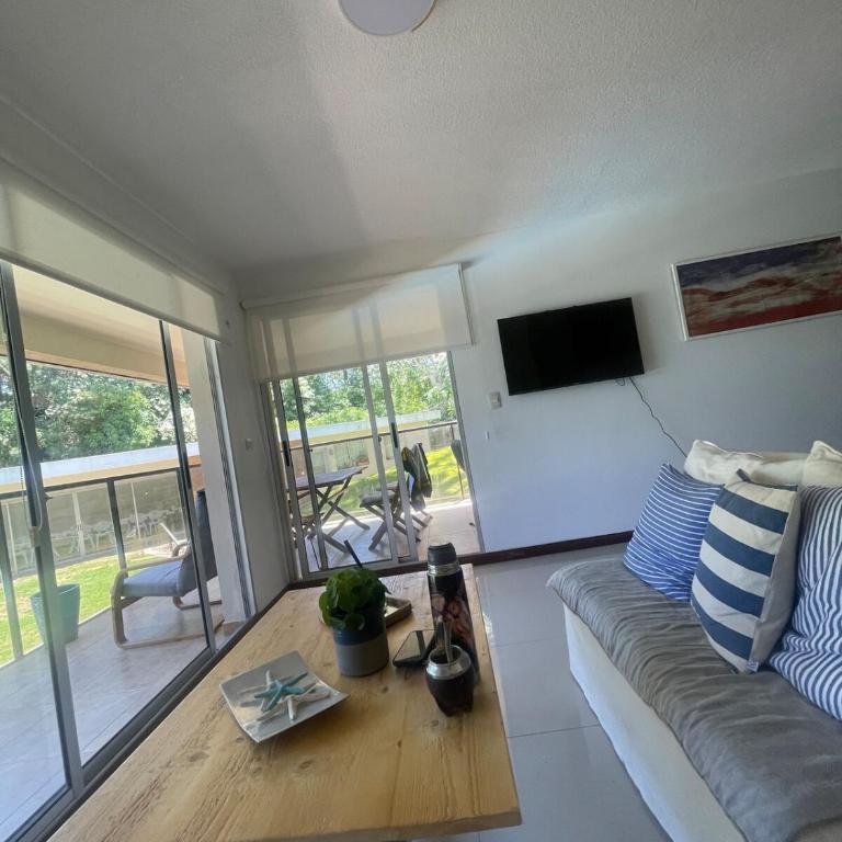Apartment for rent 1 block from the beach 2 bedrooms 2 bathrooms - Apartamento de 3 dormitorios - 30