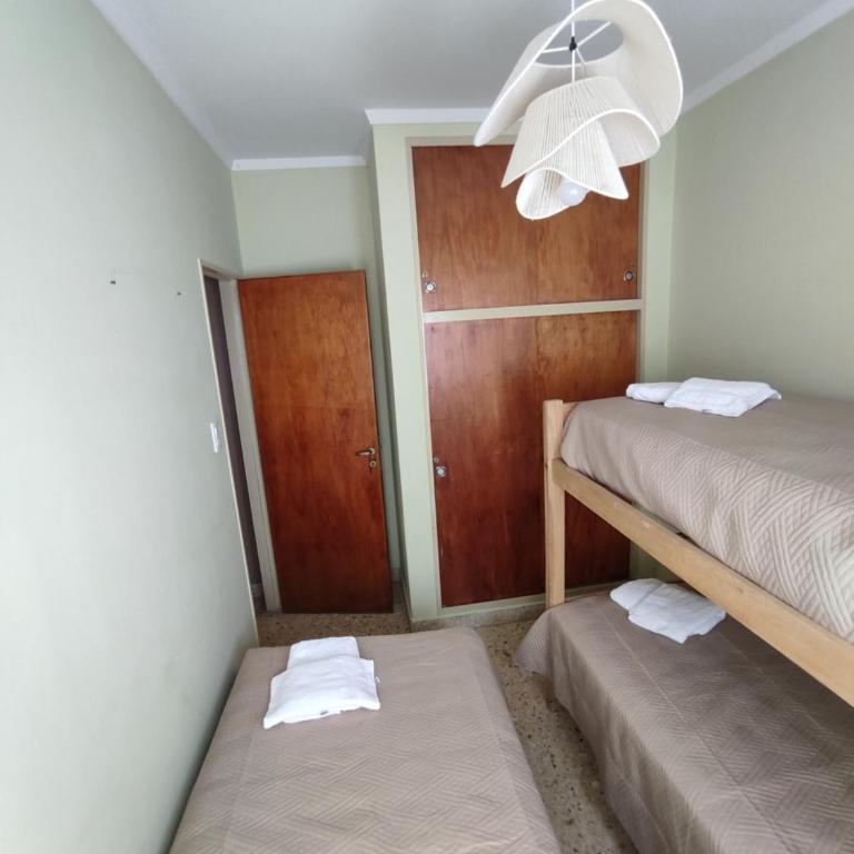 Casa para 5 personas con gran parque y parrilla en entorno natural y tranquilo a pasos de las playas del sur de Mar del plata - Casa de 2 dormitorios - 8