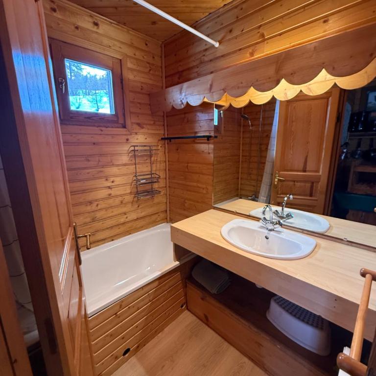 Duplex cosy jusqu'à 6 personnes- chalet des Pléiades - départ skis aux pieds en bordure de piste sans portage - au milieu des fleurs en été - l'autre duplex du chalet est également à nous - Chalet - 10
