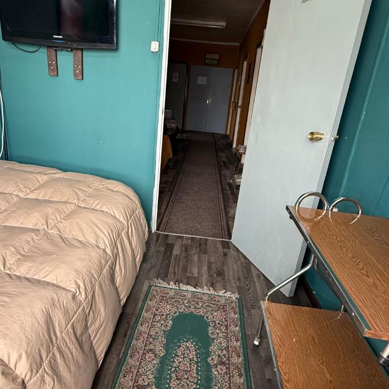 Hostal Torres Del Paine - Single Room with Shared Bathroom - 2