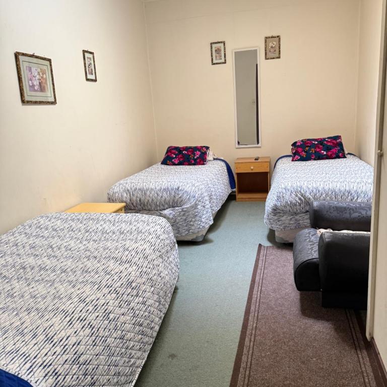 Hostal Torres Del Paine - Triple Room with Shared Bathroom - 4