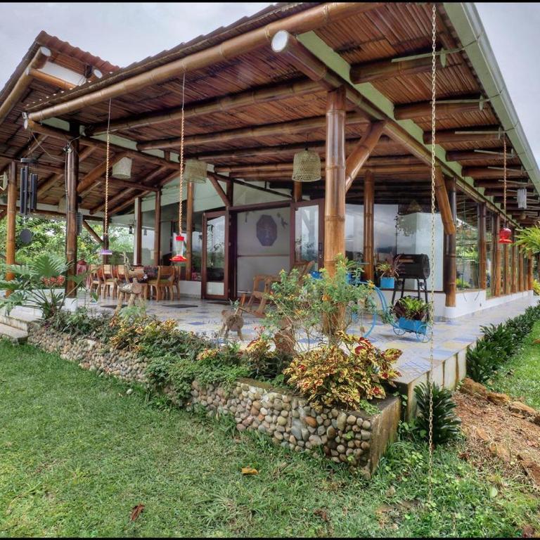 Ecolodge de Bambú en el Bosque Nublado ShantihOMe - Three-Bedroom Villa - 2