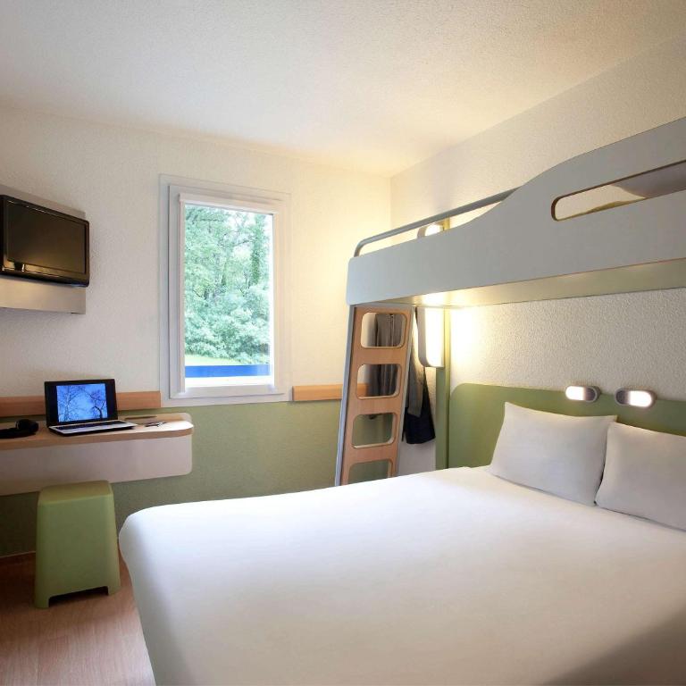 IBIS BUDGET Biarritz - Anglet - Chambre Triple avec 1 Lit Double et 1 Lit Superposé - 1