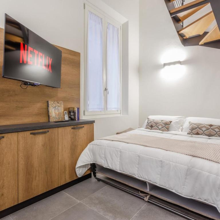Stylish Loft with Private Garage near Ghirlandina - One-Bedroom Superior Apartment - 10