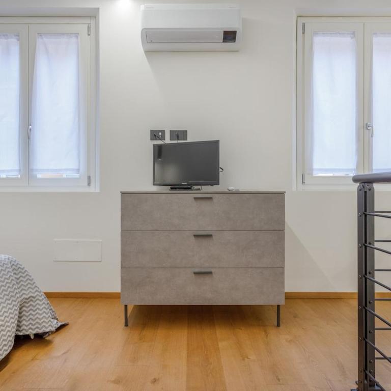 Stylish Loft with Private Garage near Ghirlandina - One-Bedroom Superior Apartment - 20