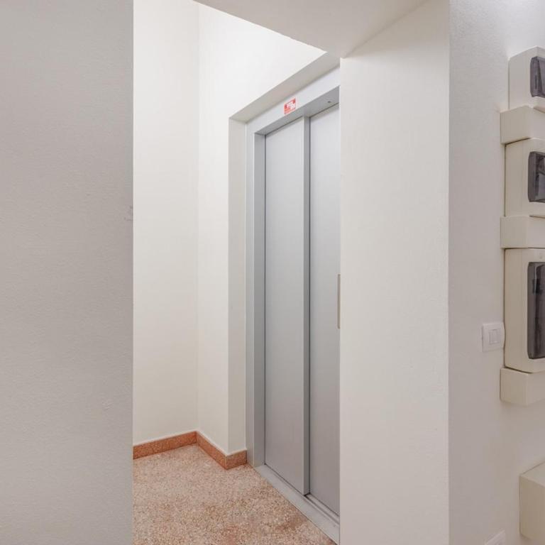 Stylish Loft with Private Garage near Ghirlandina - One-Bedroom Superior Apartment - 31