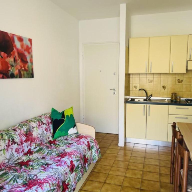 Cozy apartment near the sea with balcony - Apartment - 6