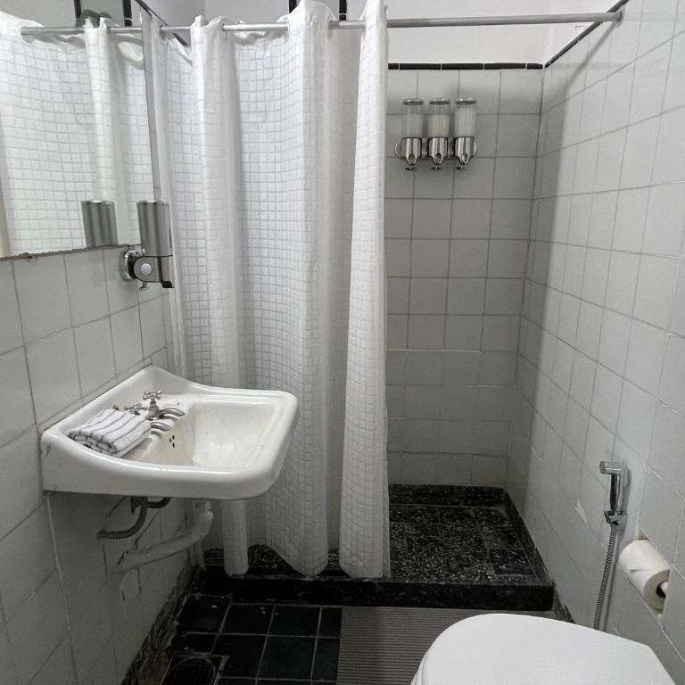 Catalina House - Triple Room with Private Bathroom - 2