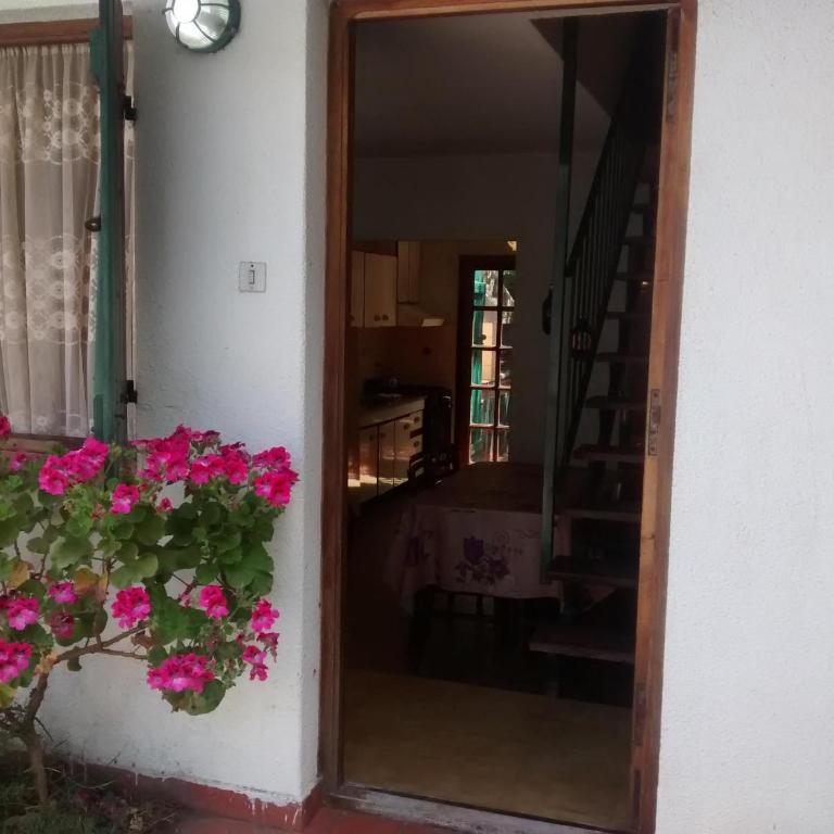 Excelente Duplex en San Bernardo para seis personas, con cochera internet tv con cable parrilla - Two-Bedroom House - 5