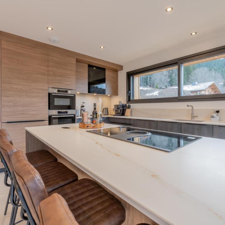 Chalet APY - Grand chalet neuf avec terrasse, 6 chambres en-suite , wifi, balcon, etc - Chalet - 8