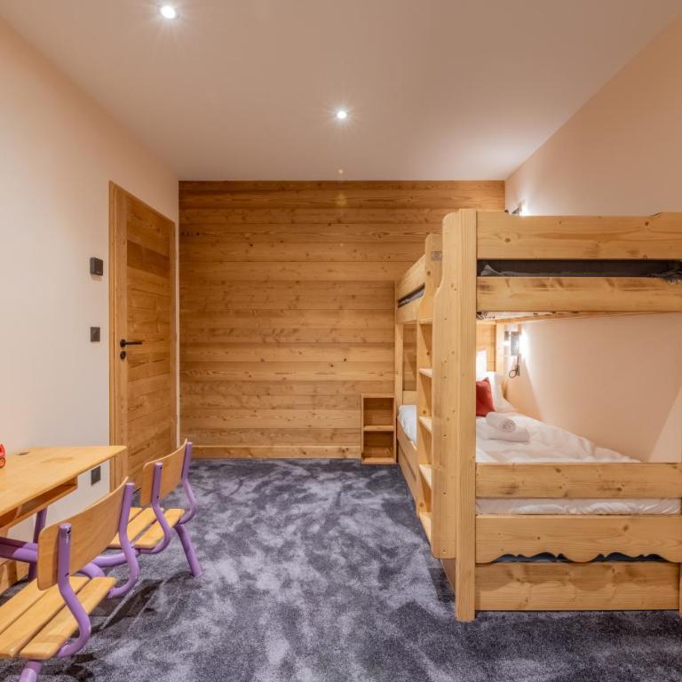 Chalet APY - Grand chalet neuf avec terrasse, 6 chambres en-suite , wifi, balcon, etc - Chalet - 35