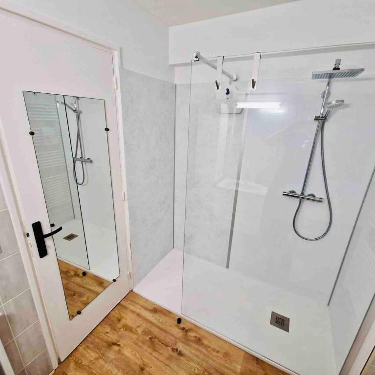 Appartement T3 lumineux - 6 pers - Hypercentre - Climatisé - Gare SNCF à 200 m - Parking privé - Mer à 100 m - Appartement 2 Chambres - 13