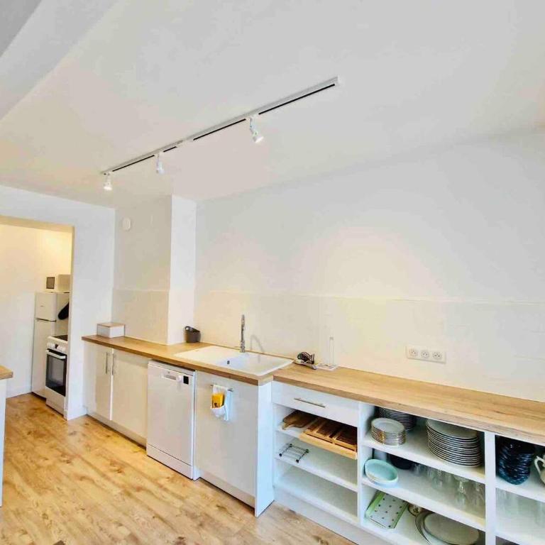 Appartement T3 lumineux - 6 pers - Hypercentre - Climatisé - Gare SNCF à 200 m - Parking privé - Mer à 100 m - Appartement 2 Chambres - 5