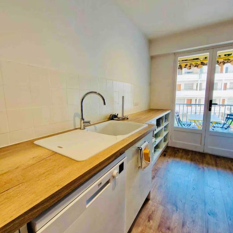 Appartement T3 lumineux - 6 pers - Hypercentre - Climatisé - Gare SNCF à 200 m - Parking privé - Mer à 100 m - Appartement 2 Chambres - 6