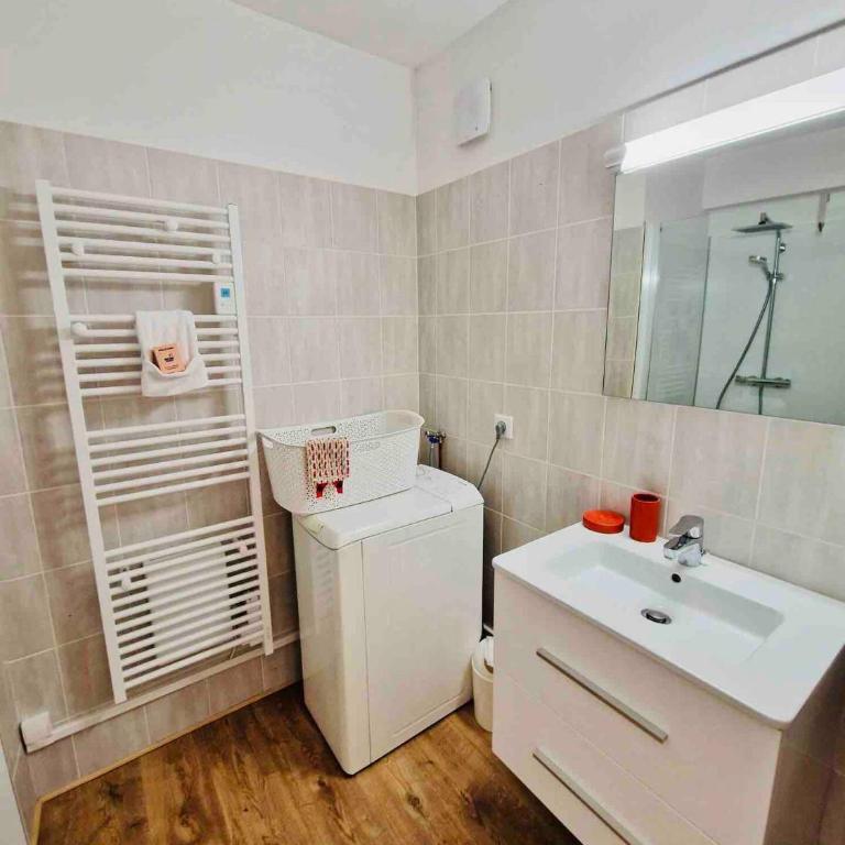 Appartement T3 lumineux - 6 pers - Hypercentre - Climatisé - Gare SNCF à 200 m - Parking privé - Mer à 100 m - Appartement 2 Chambres - 14