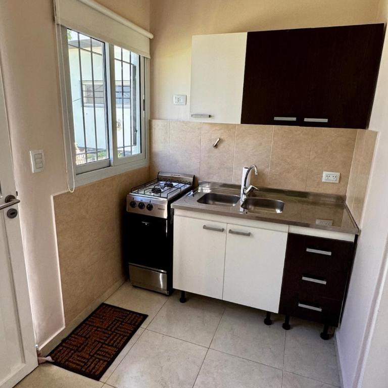 Apartment 2 blocks from downtown Located at the back of the house - Apartamento de 3 dormitorios - 4