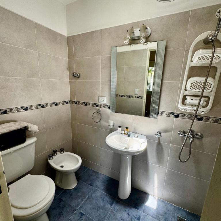 Apartment 2 blocks from downtown Located at the back of the house - Apartamento de 3 dormitorios - 6