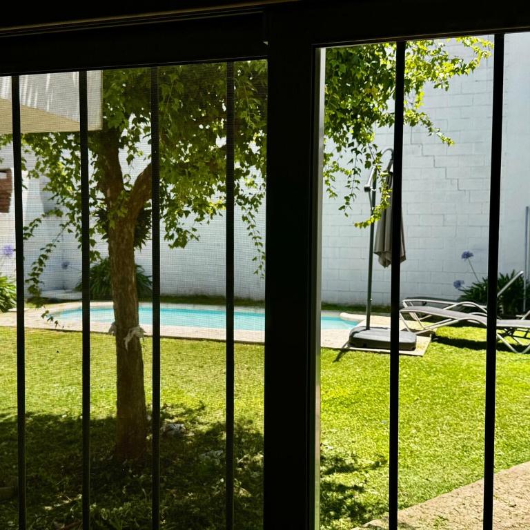 Apartment 2 blocks from downtown Located at the back of the house - Apartamento de 3 dormitorios - 10
