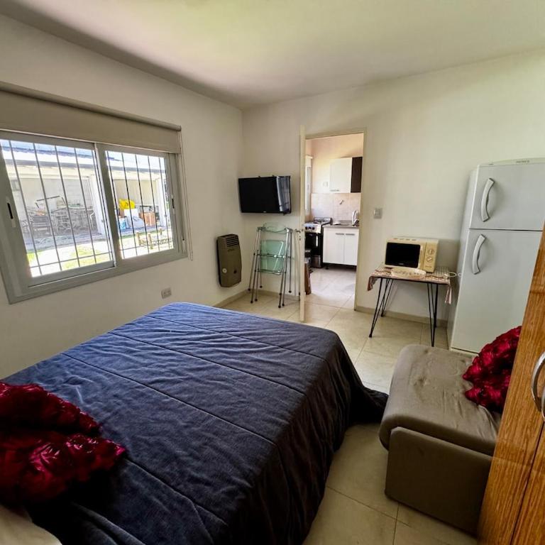 Apartment 2 blocks from downtown Located at the back of the house - Apartamento de 3 dormitorios - 3