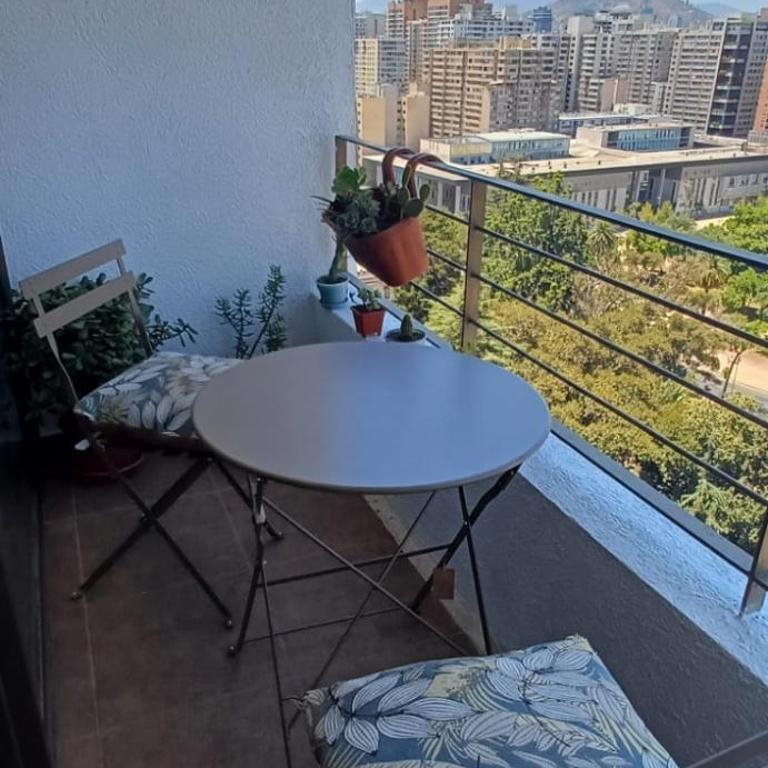 Departamento luminoso con balcón y vista despejada a pasos de metro Toesca - One-Bedroom Apartment - 3