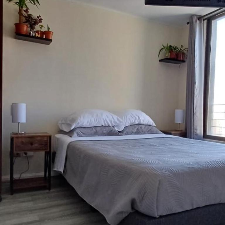 Departamento luminoso con balcón y vista despejada a pasos de metro Toesca - One-Bedroom Apartment - 1