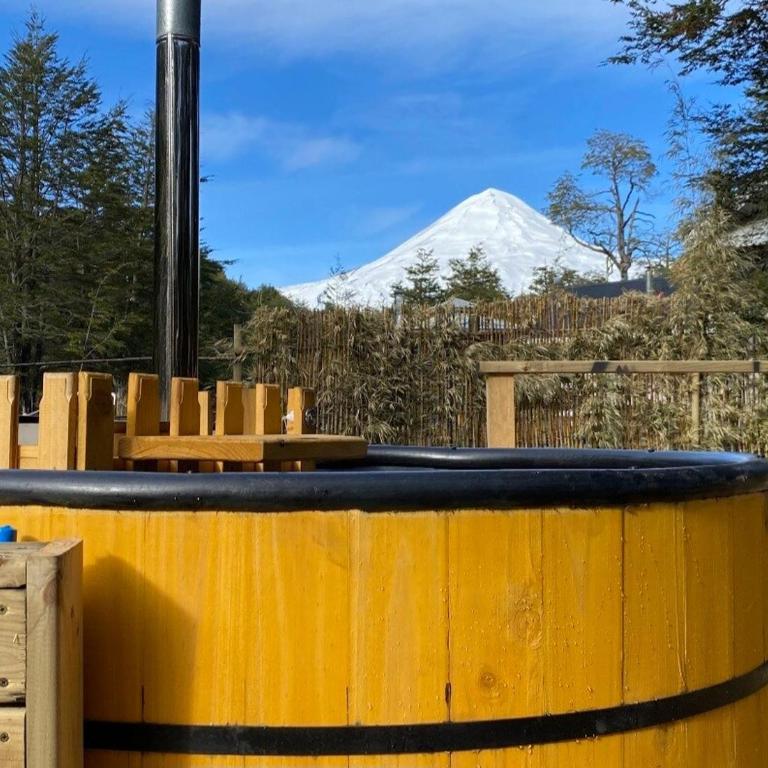 Vista al volcán con tinaja y río en Conguillío - Casa con 1 dormitorio - 7