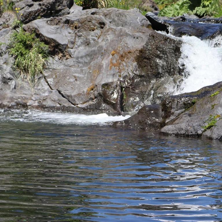 Vista al volcán con tinaja y río en Conguillío - Casa de 3 dormitorios - 21