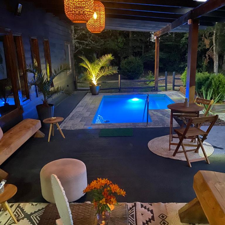 Casa con Piscina y Cama elástica - Three-Bedroom House - 33