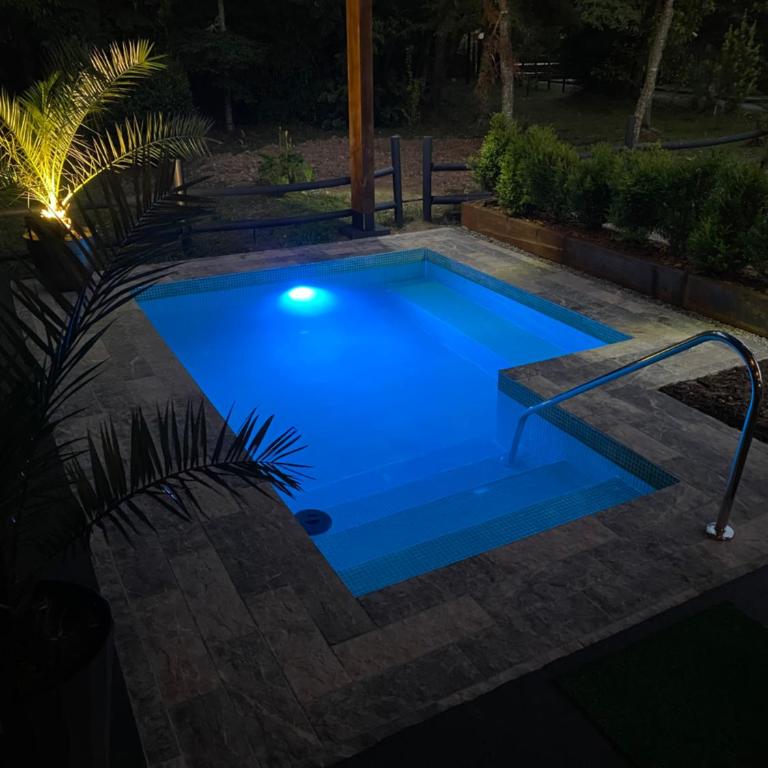 Casa con Piscina y Cama elástica - Three-Bedroom House - 31