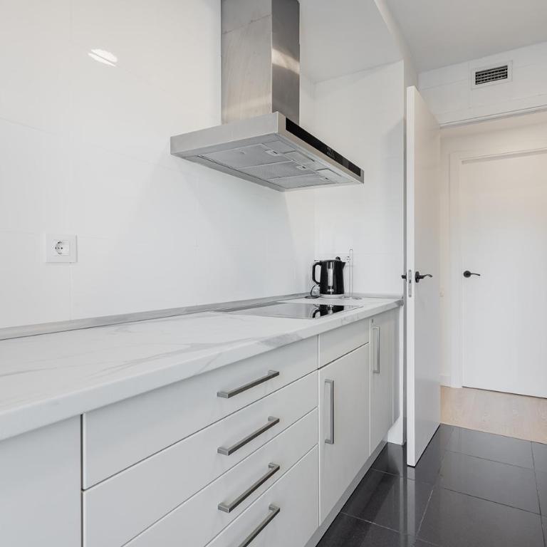 Quiet modern 2 bed apartment with Balcony, Pool and Free Parking - Two-Bedroom Deluxe Apartment with Balcony - 19