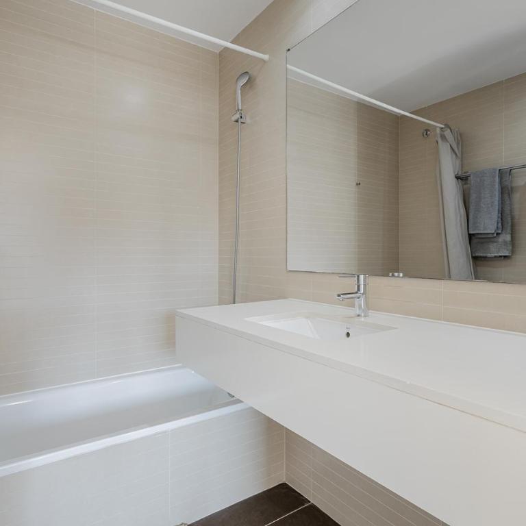 Quiet modern 2 bed apartment with Balcony, Pool and Free Parking - Two-Bedroom Deluxe Apartment with Balcony - 8