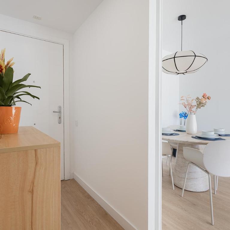 Quiet modern 2 bed apartment with Balcony, Pool and Free Parking - Two-Bedroom Deluxe Apartment with Balcony - 29