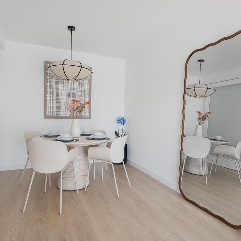 Quiet modern 2 bed apartment with Balcony, Pool and Free Parking - Two-Bedroom Deluxe Apartment with Balcony - 10