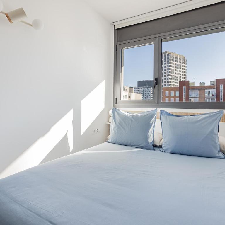 Quiet modern 2 bed apartment with Balcony, Pool and Free Parking - Two-Bedroom Deluxe Apartment with Balcony - 23