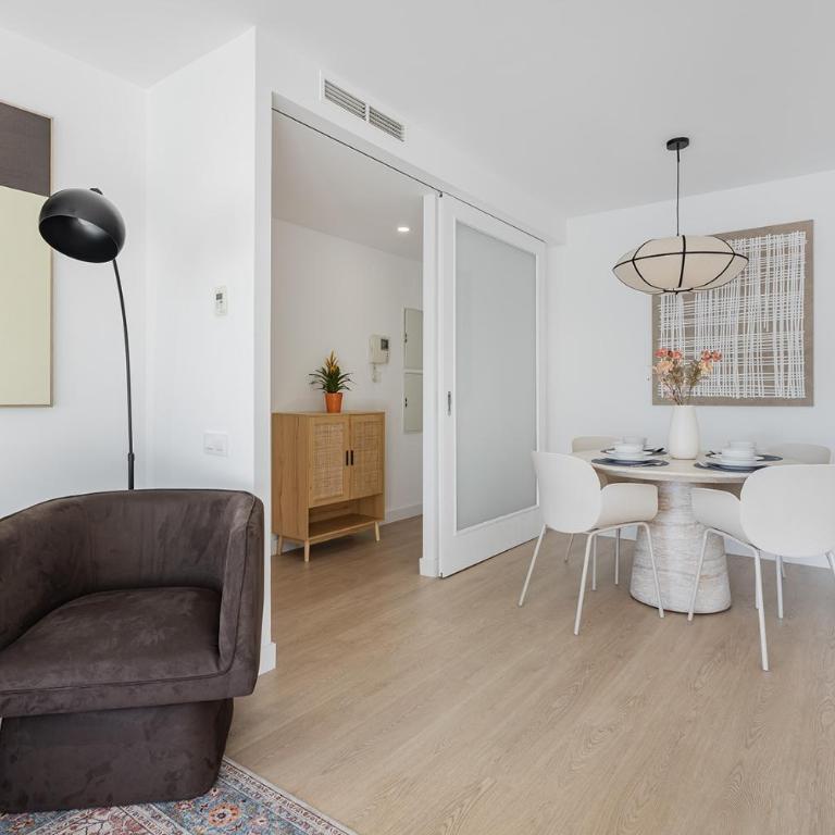 Quiet modern 2 bed apartment with Balcony, Pool and Free Parking - Two-Bedroom Deluxe Apartment with Balcony - 2
