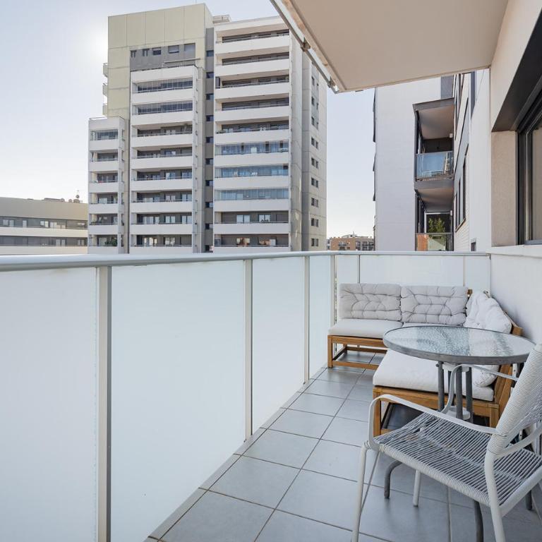 Quiet modern 2 bed apartment with Balcony, Pool and Free Parking - Two-Bedroom Deluxe Apartment with Balcony - 27