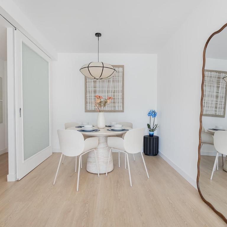 Quiet modern 2 bed apartment with Balcony, Pool and Free Parking - Two-Bedroom Deluxe Apartment with Balcony - 12