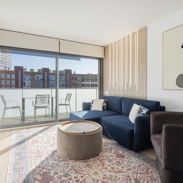 Quiet modern 2 bed apartment with Balcony, Pool and Free Parking - Two-Bedroom Deluxe Apartment with Balcony - 1