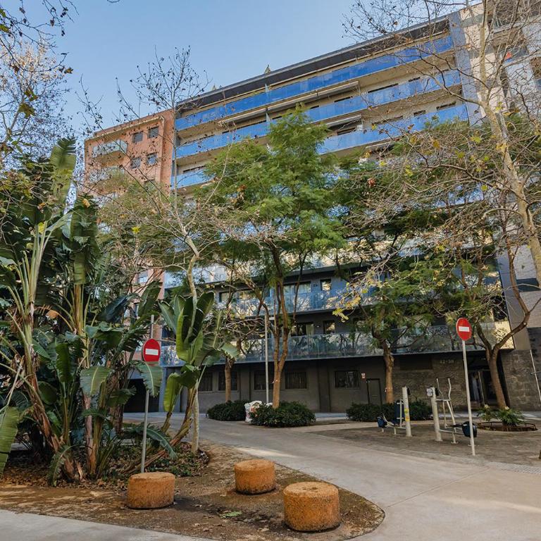 Quiet modern 2 bed apartment with Balcony, Pool and Free Parking - Two-Bedroom Deluxe Apartment with Balcony - 32
