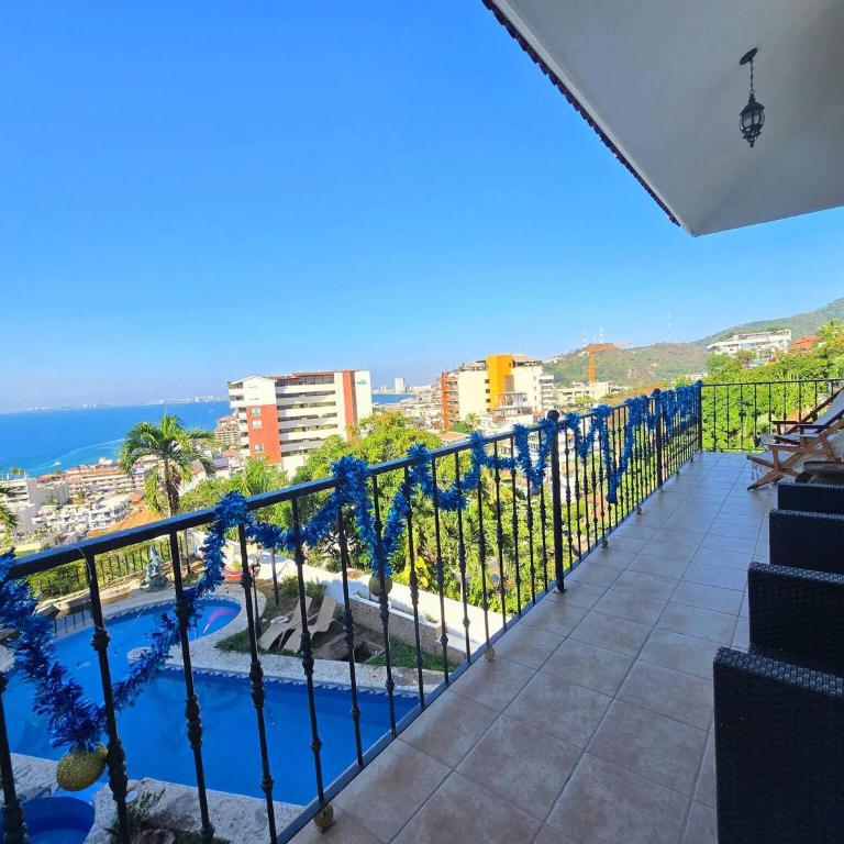 Hillside Villa with ocean views - Vacation Home - 27