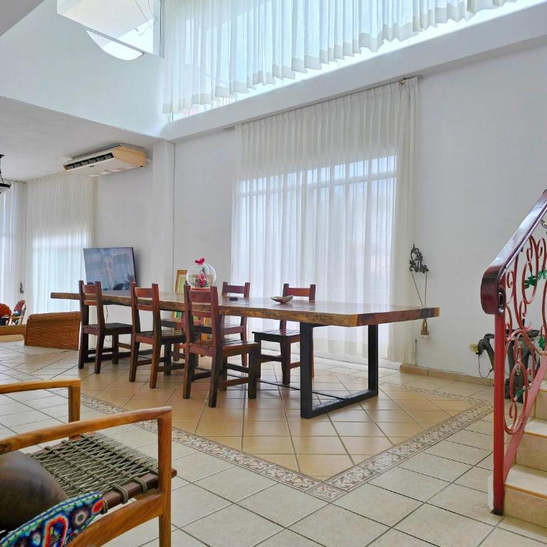 Hillside Villa with ocean views - Vacation Home - 9