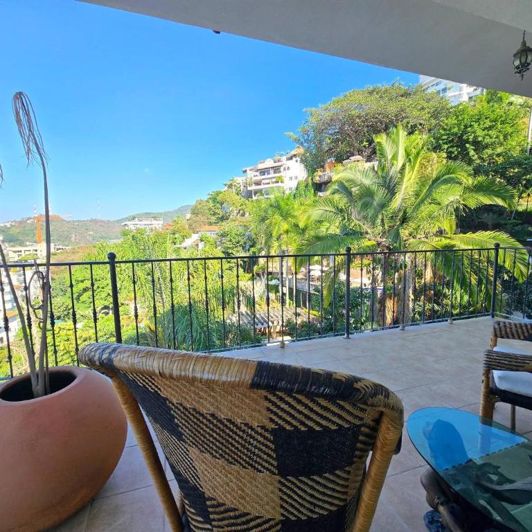 Hillside Villa with ocean views - Vacation Home - 28