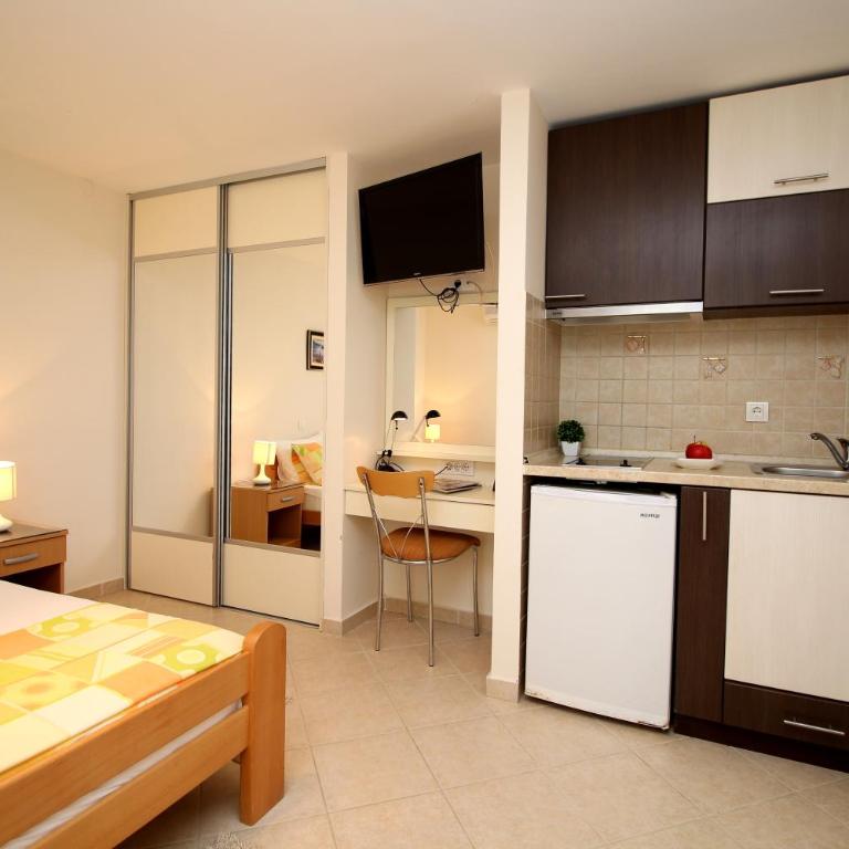 Apartments Kordić - Studio with Patio - 6