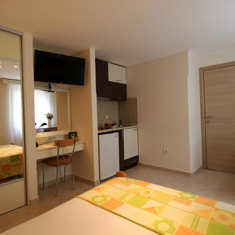 Apartments Kordić - Studio with Patio - 5