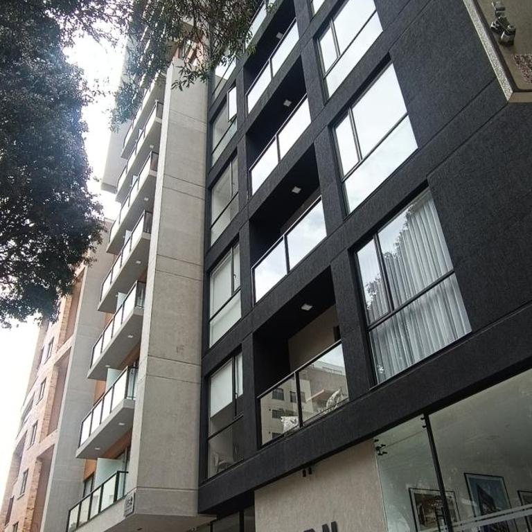 Modern studio with balcony view and private parking - Apartamento de 1 dormitorio - 2