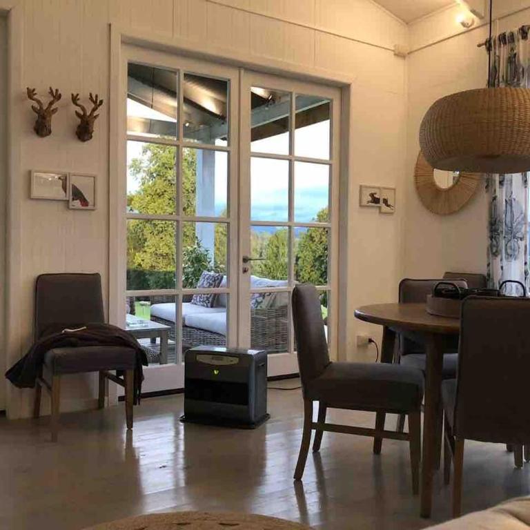 Large Lake House - Six-Bedroom House - 10